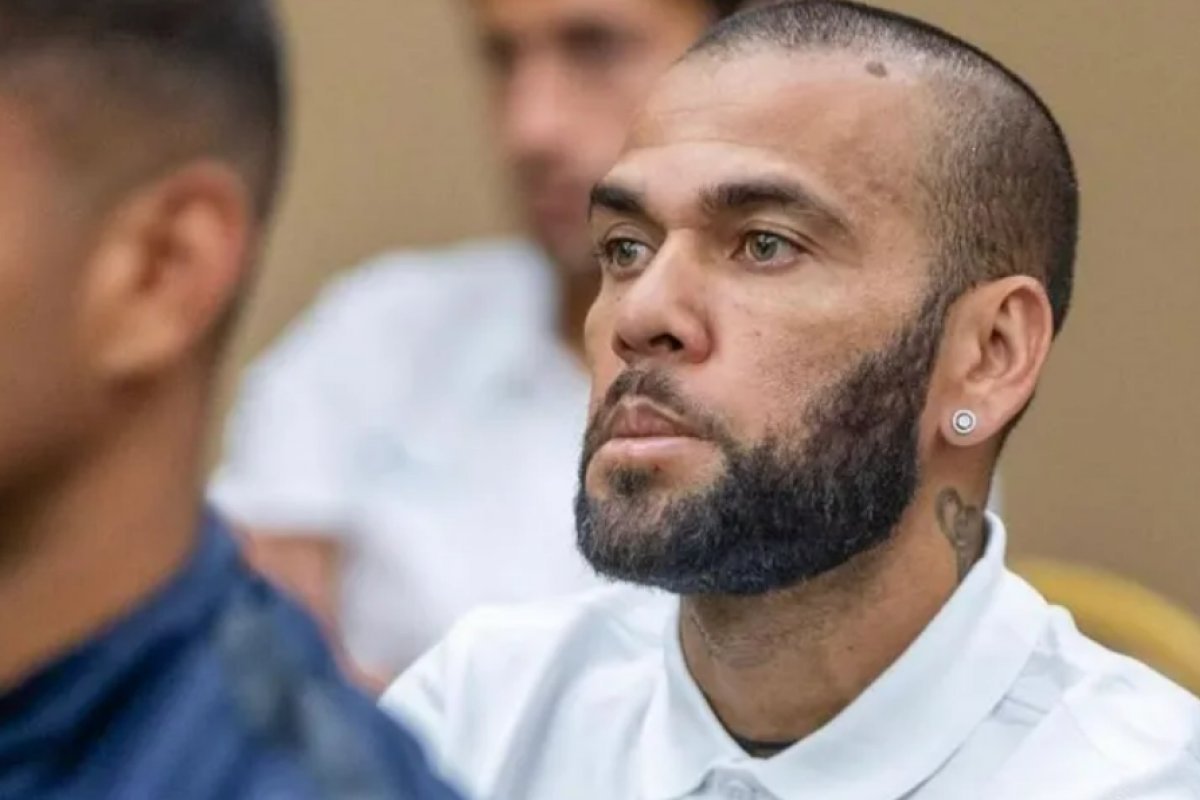 Barcelona retira Daniel Alves da lista de lendas do clube após condenação por estupro