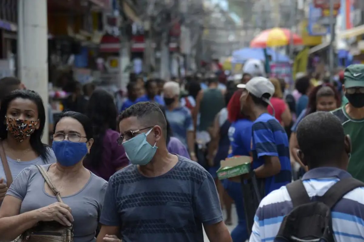 Máscaras devem ser usadas em locais de risco e com baixa ventilação