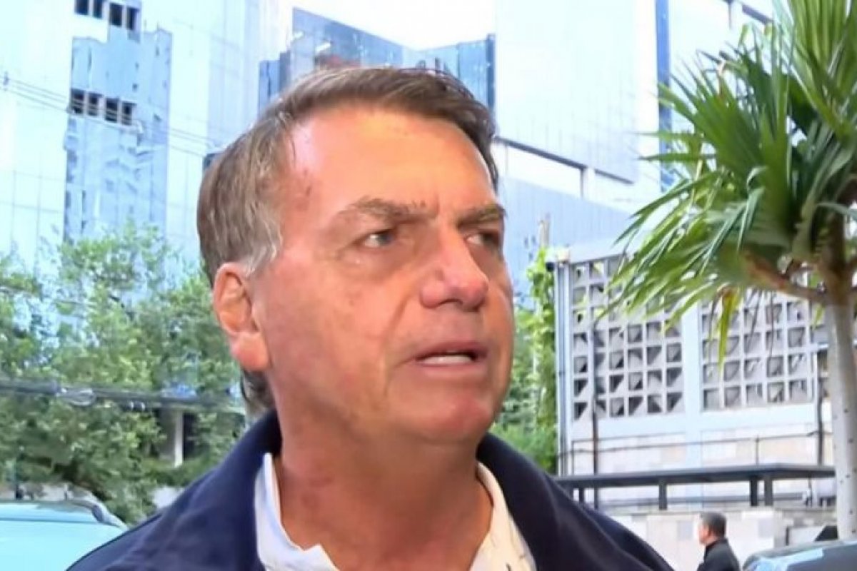 Bolsonaro afirma que "estado de sítio não é crime" ao chegar para exames médicos em São Paulo