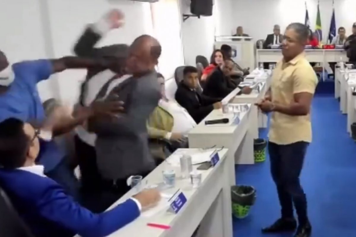 Vídeo: vereadores de Lauro de Freitas trocam socos durante sessão 