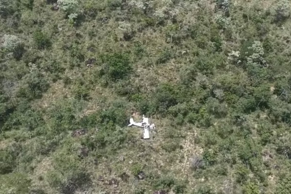 Três pessoas morrem em queda de avião na Bahia, diz TV