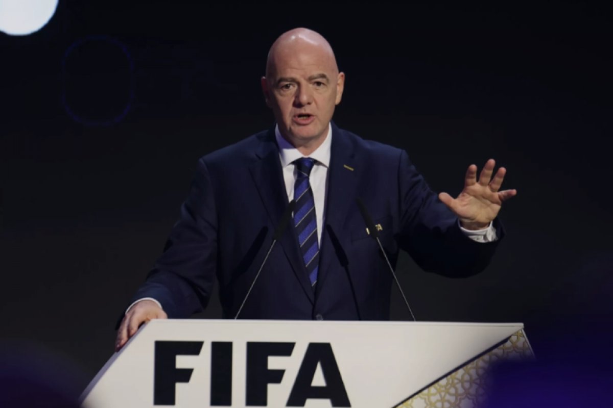 Presidente da FIFA se opõe ao cartão azul