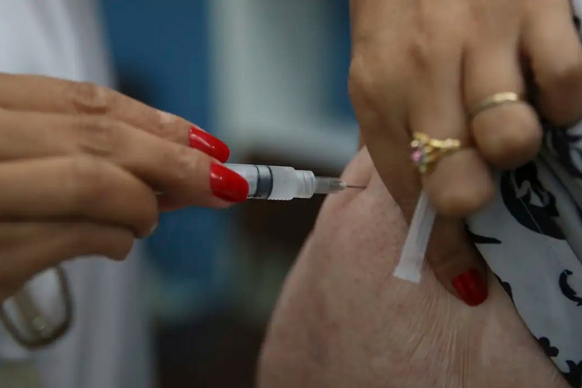 Dengue: apenas 11% das vacinas distribuídas foram ministradas nas primeiras semanas da campanha 