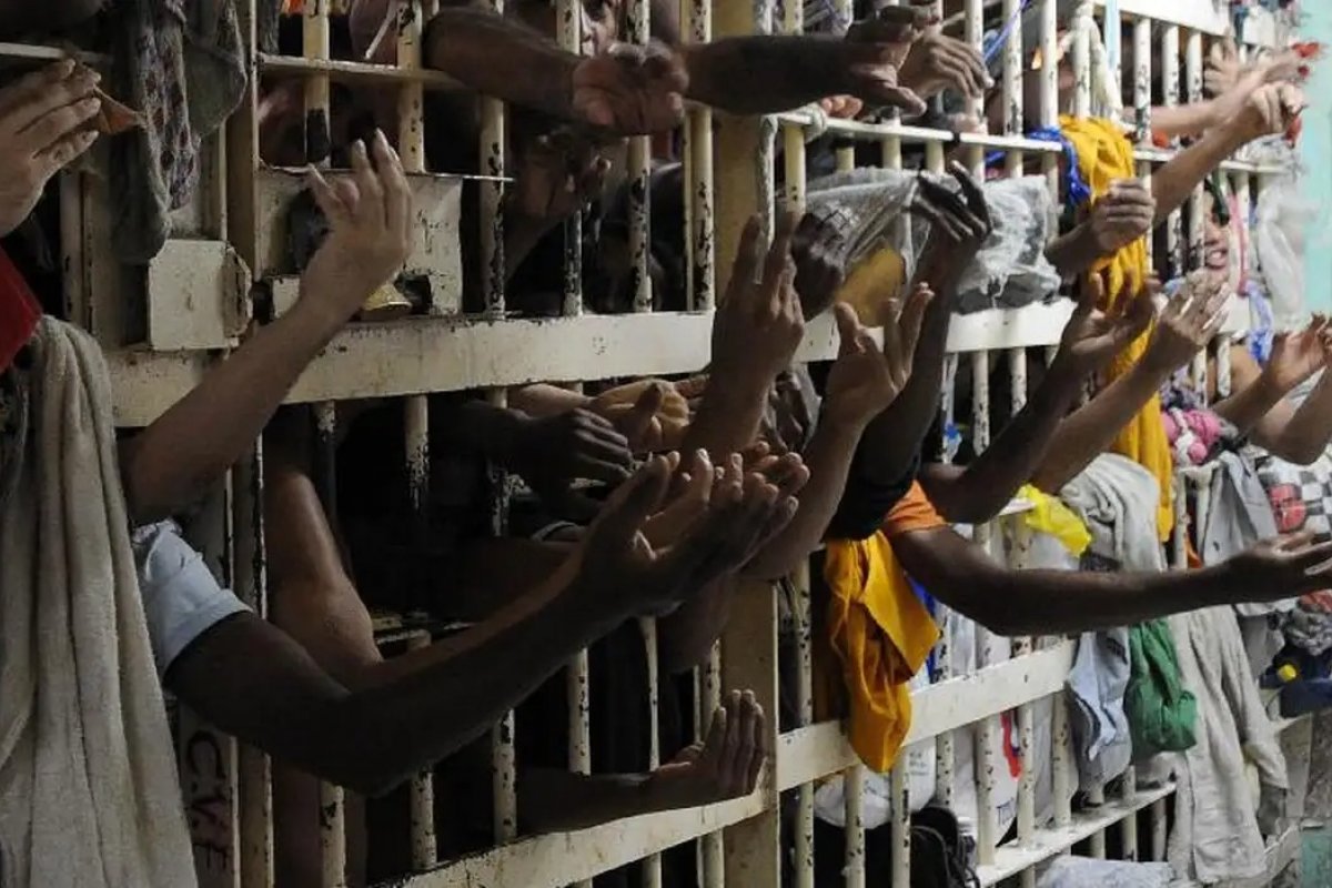 Gangues libertam aproximadamente 4 mil detentos de prisão durante ataque no Haiti 