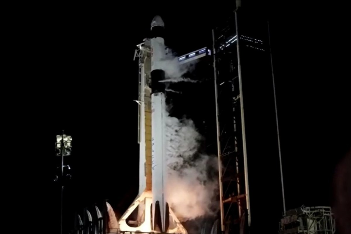 SpaceX e Nasa lançam foguete com quatro tripulantes para missão espacial 