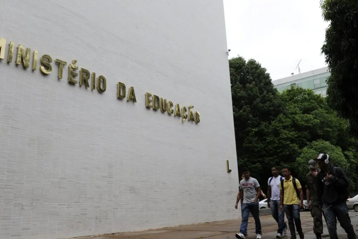 Ministério da Educação anuncia reserva 50% das vagas do Fies para estudantes de baixa renda 