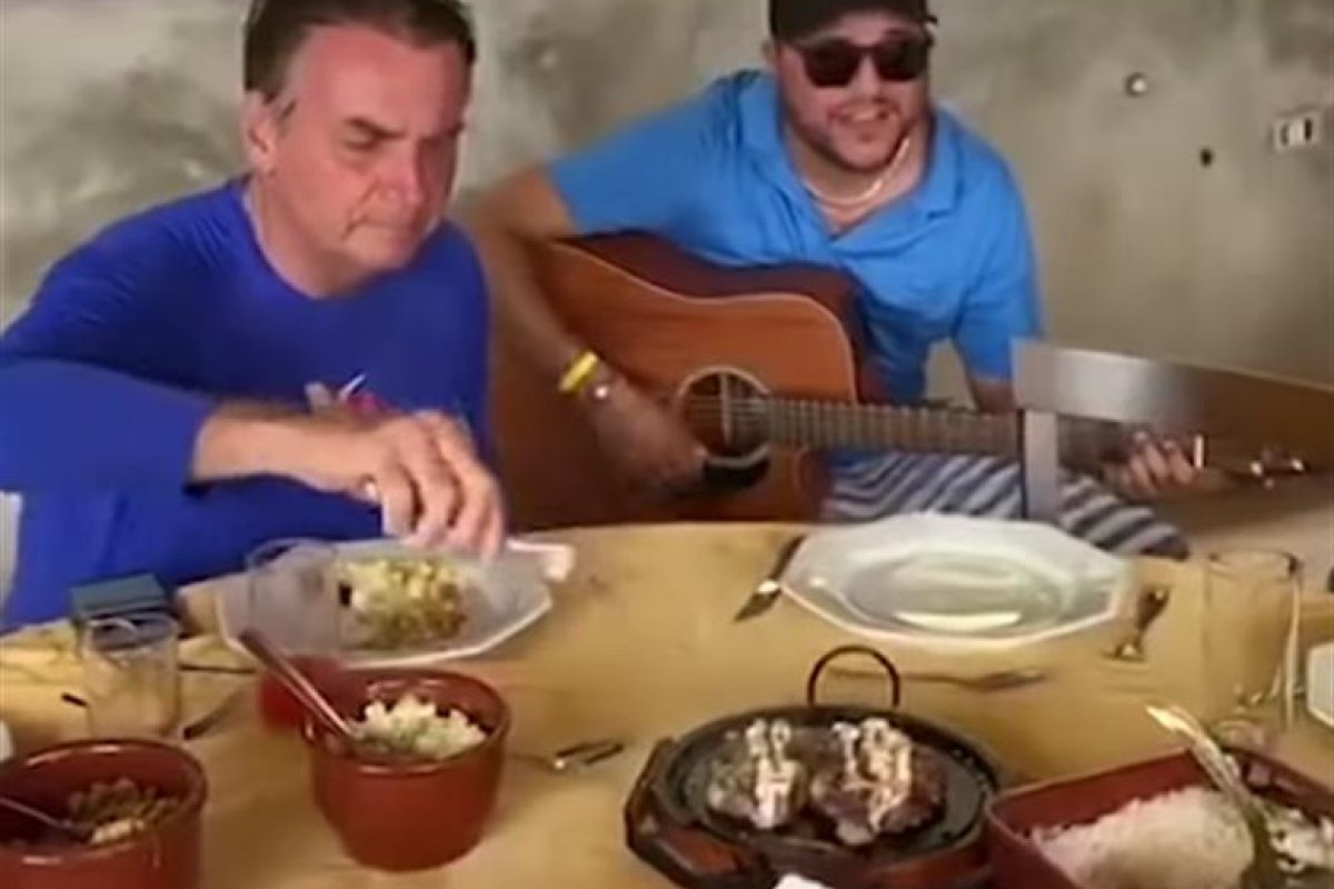 Veja vídeos: em recesso no Guarujá, Bolsonaro almoça e canta moda de viola