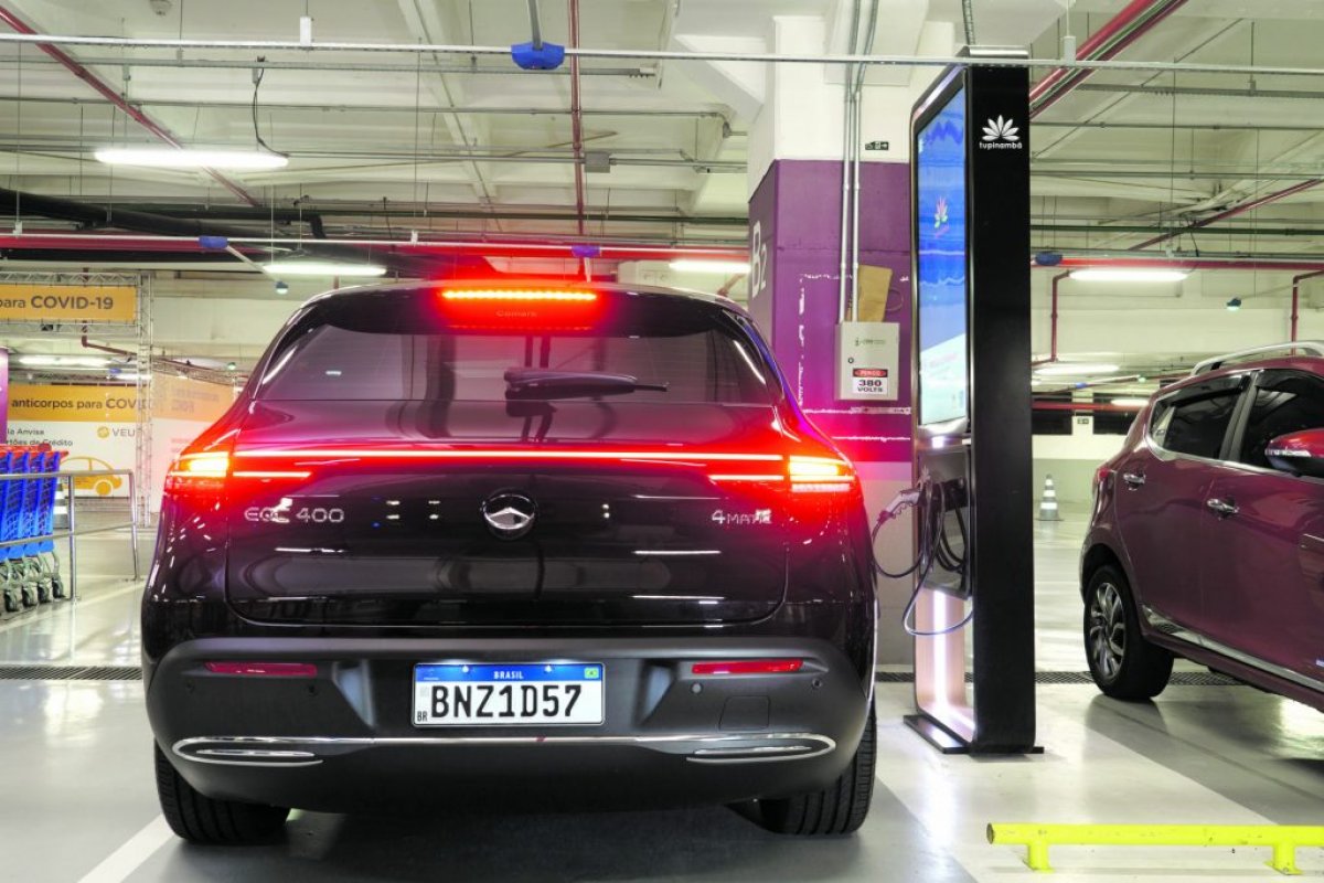 Carregamento de carros elétricos em condomínios gera dúvidas e receio de acidentes 