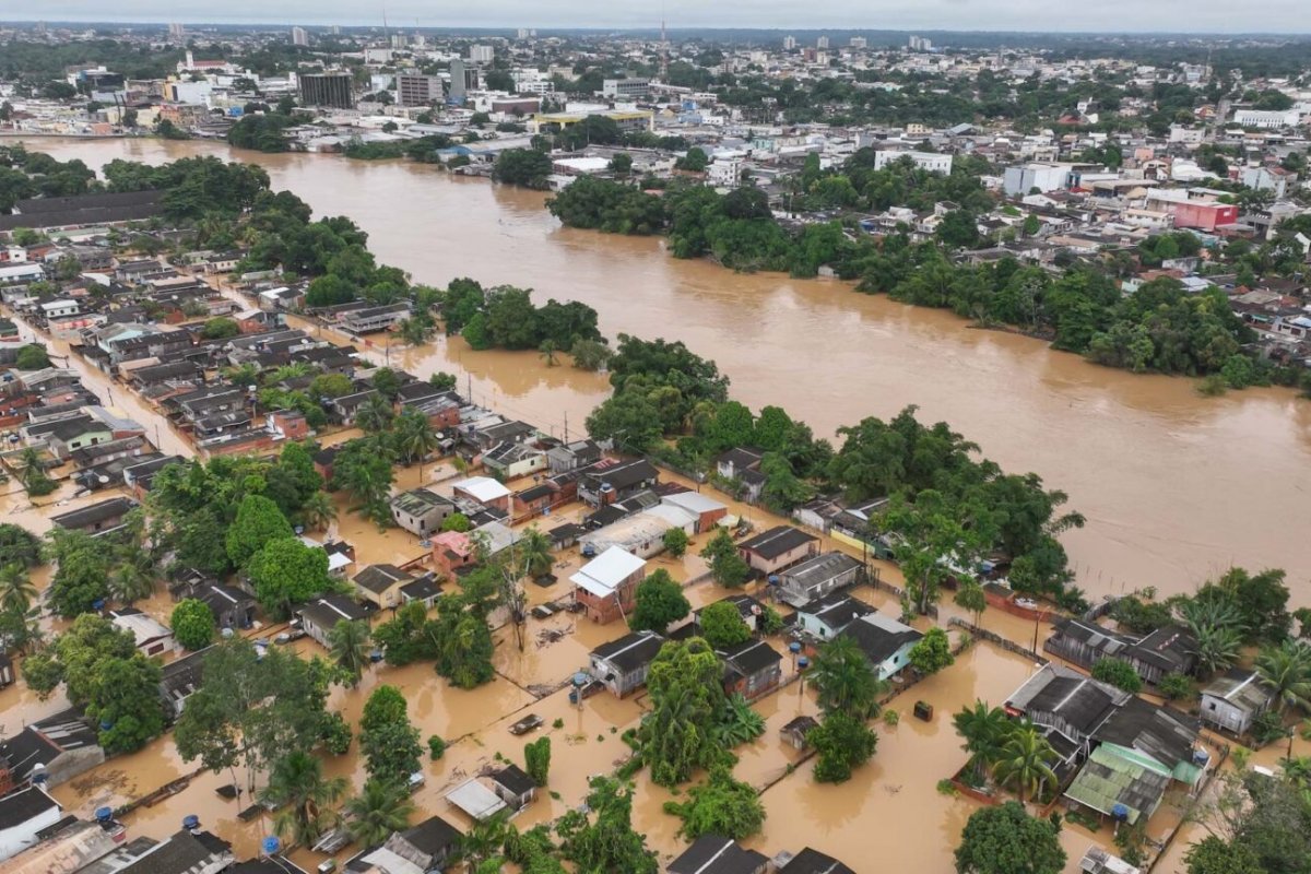 Enchente atinge mais de 120 mil pessoas no Acre e já é considerada o maior desastre ambiental do estado 