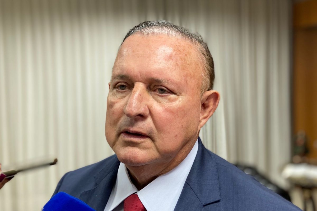 Adolfo Menezes estabelece data para votação da PEC da Reeleição na Alba 