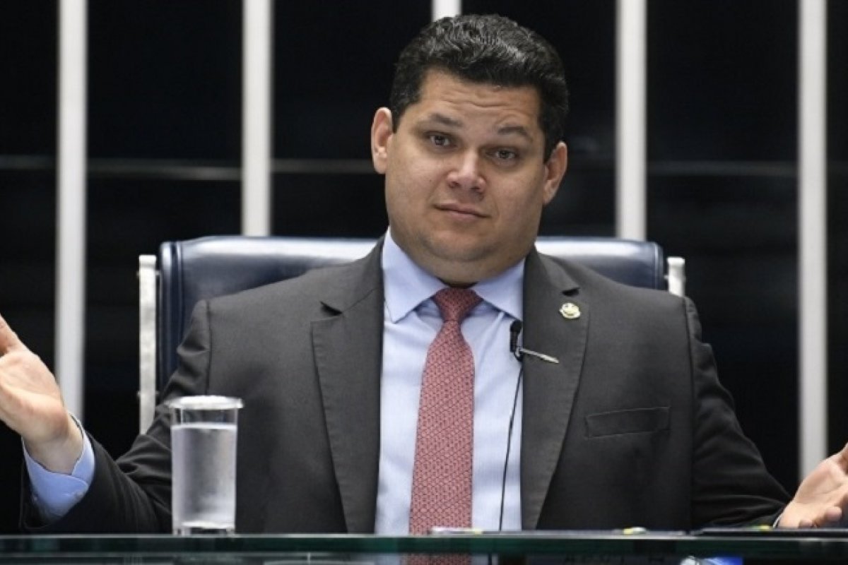 Alcolumbre marca reunião sobre PEC que criminaliza porte de drogas