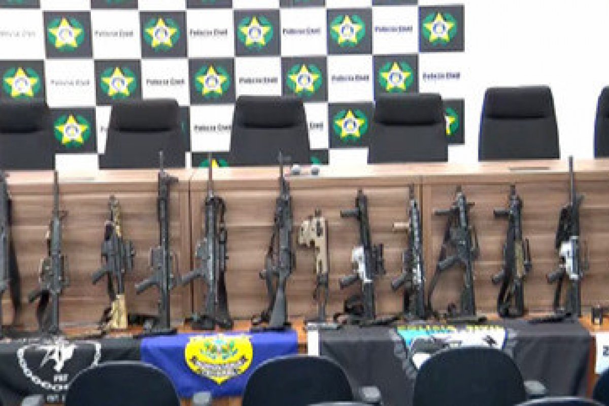 PRF apreende 12 fuzis em operação que terminou com 6 milicianos baleados no Rio de Janeiro 