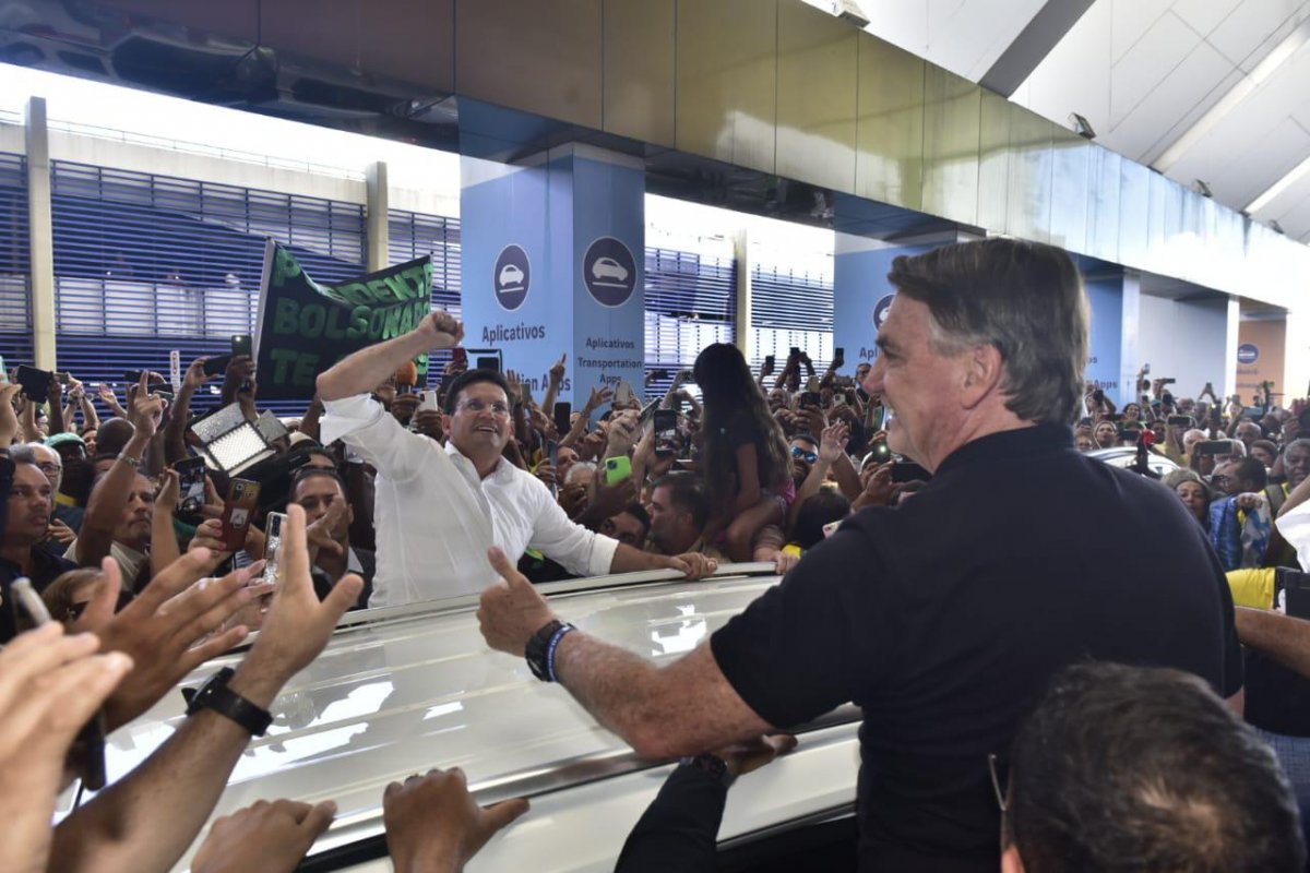 Vídeo: durante desembarque, Jair Bolsonaro é recepcionado por centenas de apoiadores em Salvador 