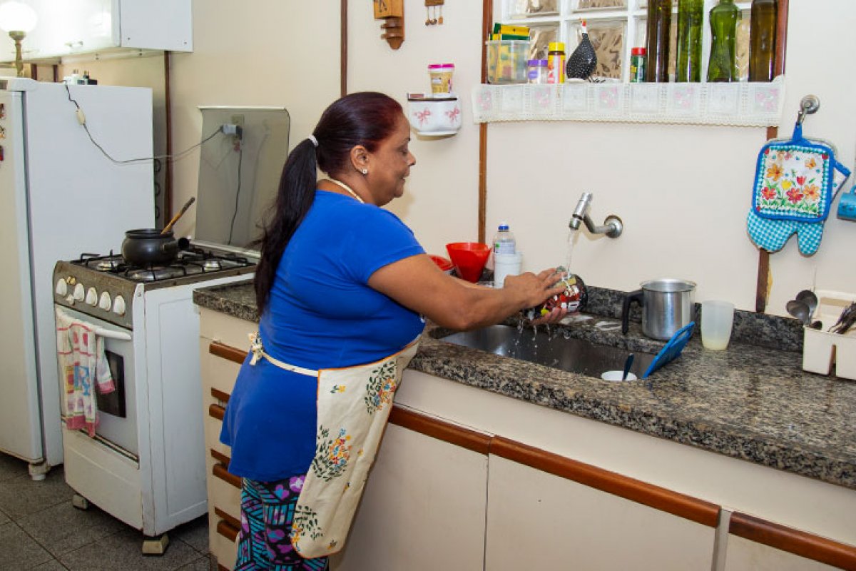 Mulheres dedicaram mais que o dobro do tempo dos homens nos afazeres domésticos na Bahia em 2022