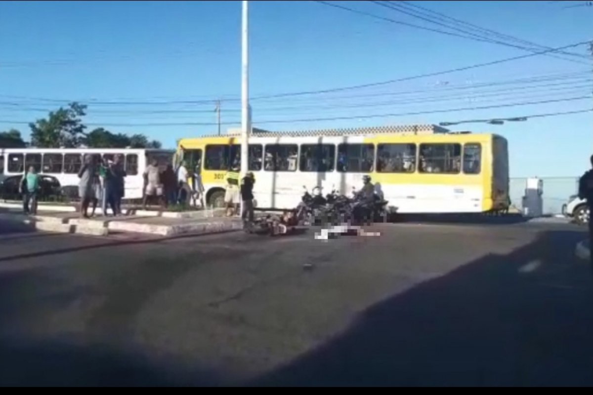 Colisão entre moto e ônibus deixa um morto em Salvador