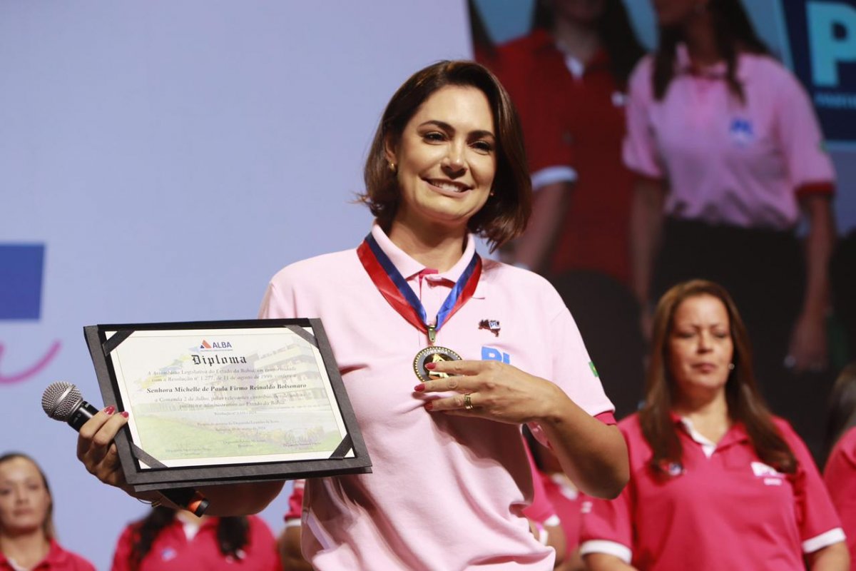 Vídeo: Michelle Bolsonaro recebe honraria mais alta da ALBA e moção de aplausos pela Câmara Municipal 