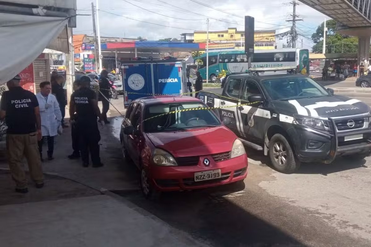 Homem é encontrado morto dentro de carro trancado em Salvador 