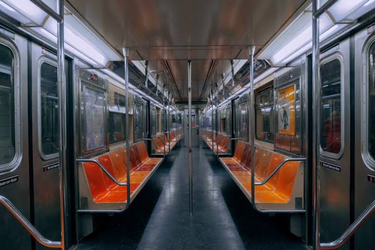 Mulher é empurrada para linha de metrô por namorado e tem pernas amputada nos EUA