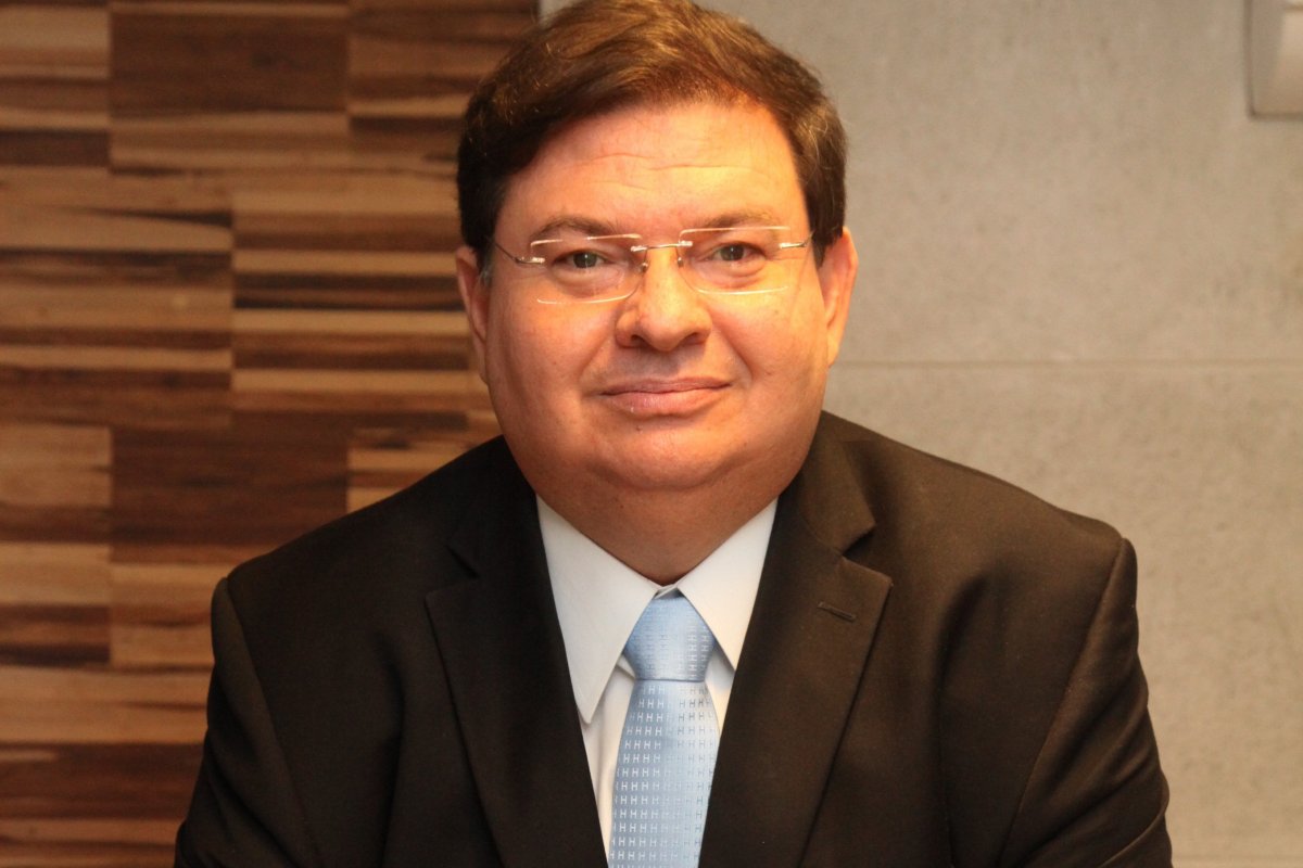 Cândido Sá e Sérgio Andrade voltam a lançar luz sobre juros bancários em "Os Bancos no Banco dos Réus - Volume 2"! 