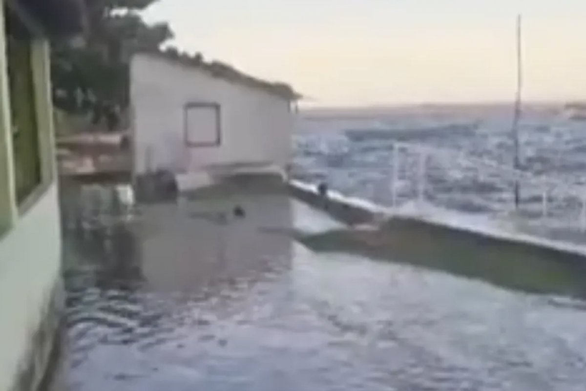 Maré alta atinge cerca de 15 casas em povoado de Camamu, no sul da Bahia 