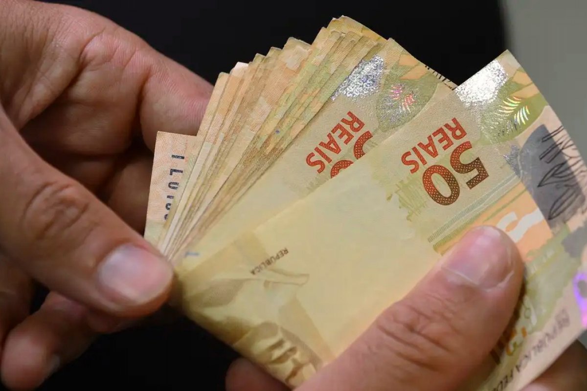 Pagamento de 13º para aposentados e pensionistas do INSS é antecipado para abril