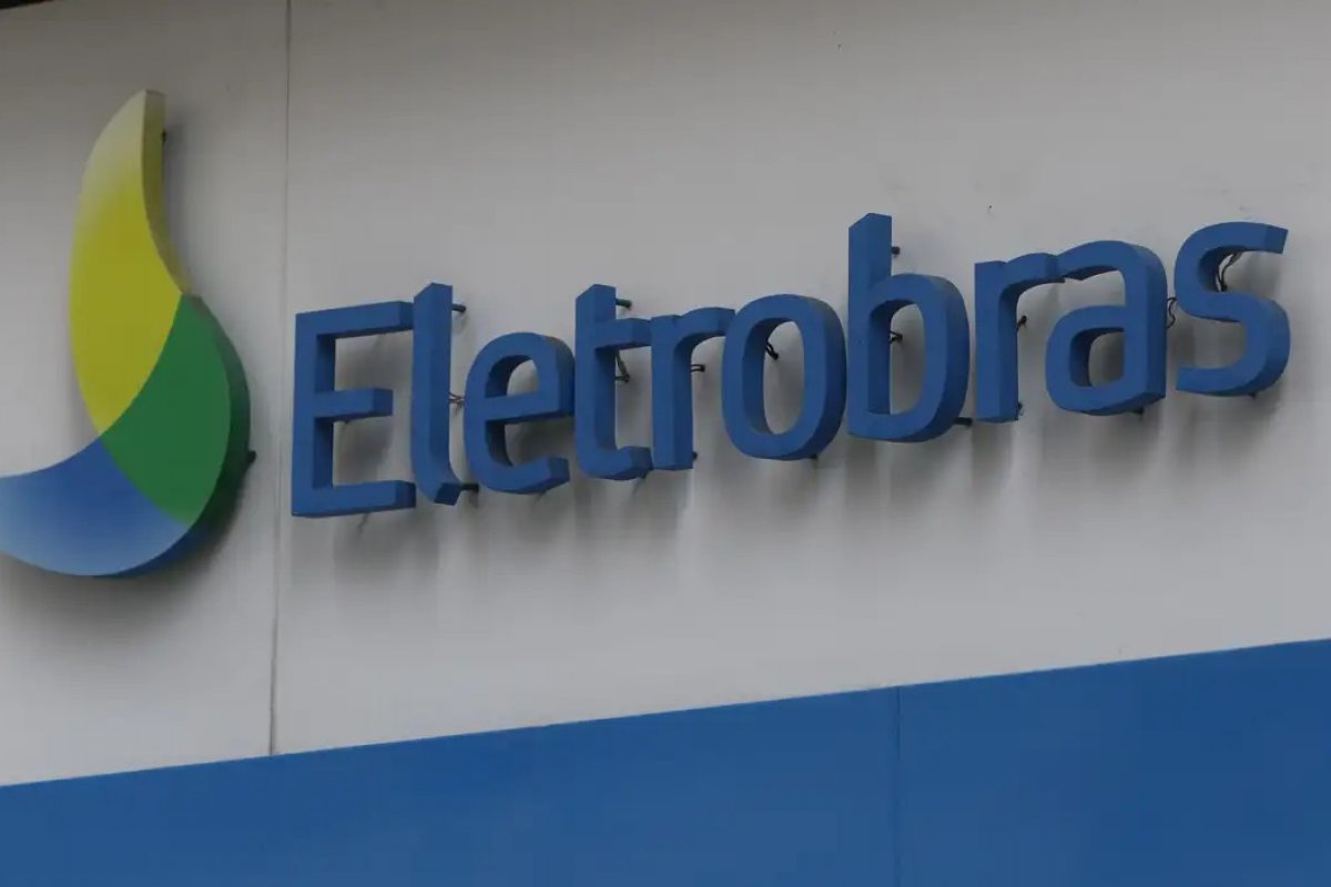 Eletrobras reverte prejuízo e registra lucro de R$ 893 milhões no quarto trimestre