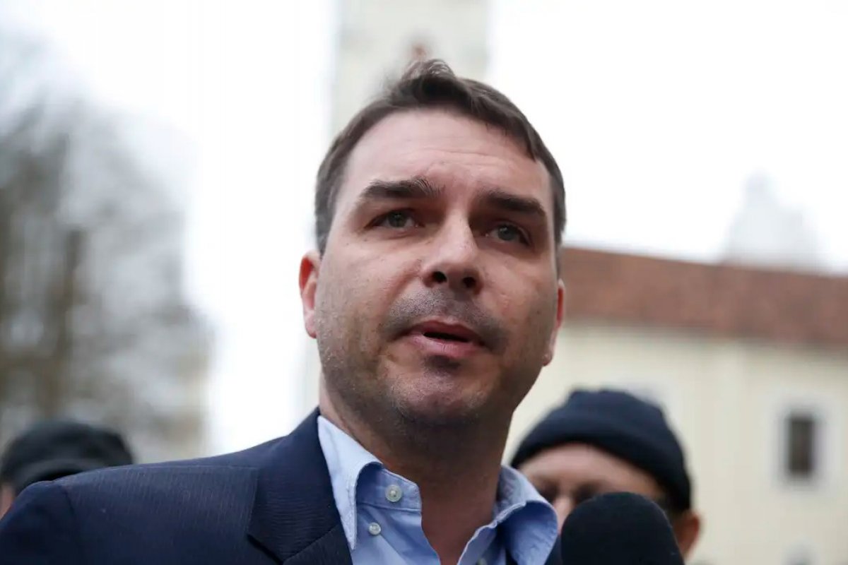 Tribunal do Rio de Janeiro condena Flávio Bolsonaro a pagar R$15 mil por uso indevido de foto com crianças