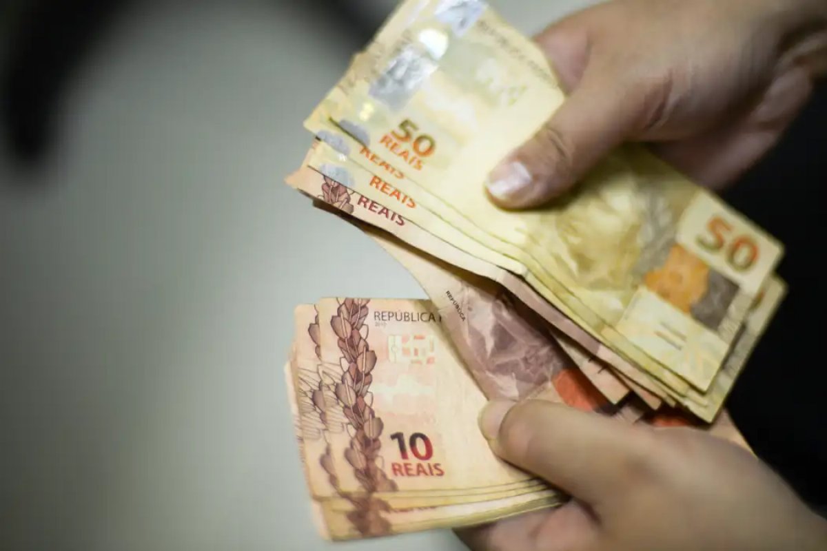 Abono salarial começa a ser pago a trabalhadores nascidos em fevereiro nesta sexta (15)