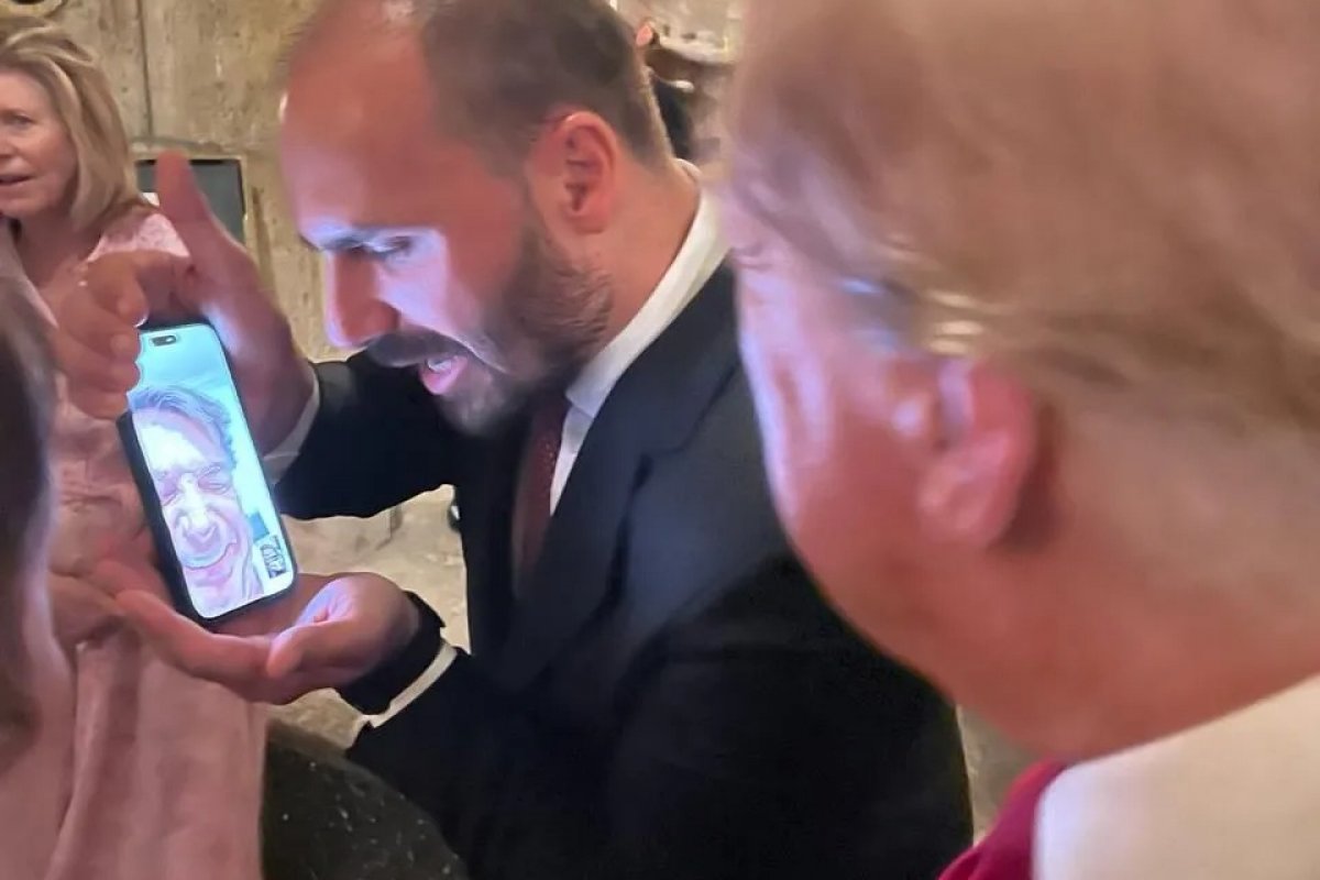 Eduardo promove conversa entre Bolsonaro e Trump por chamada de vídeo
