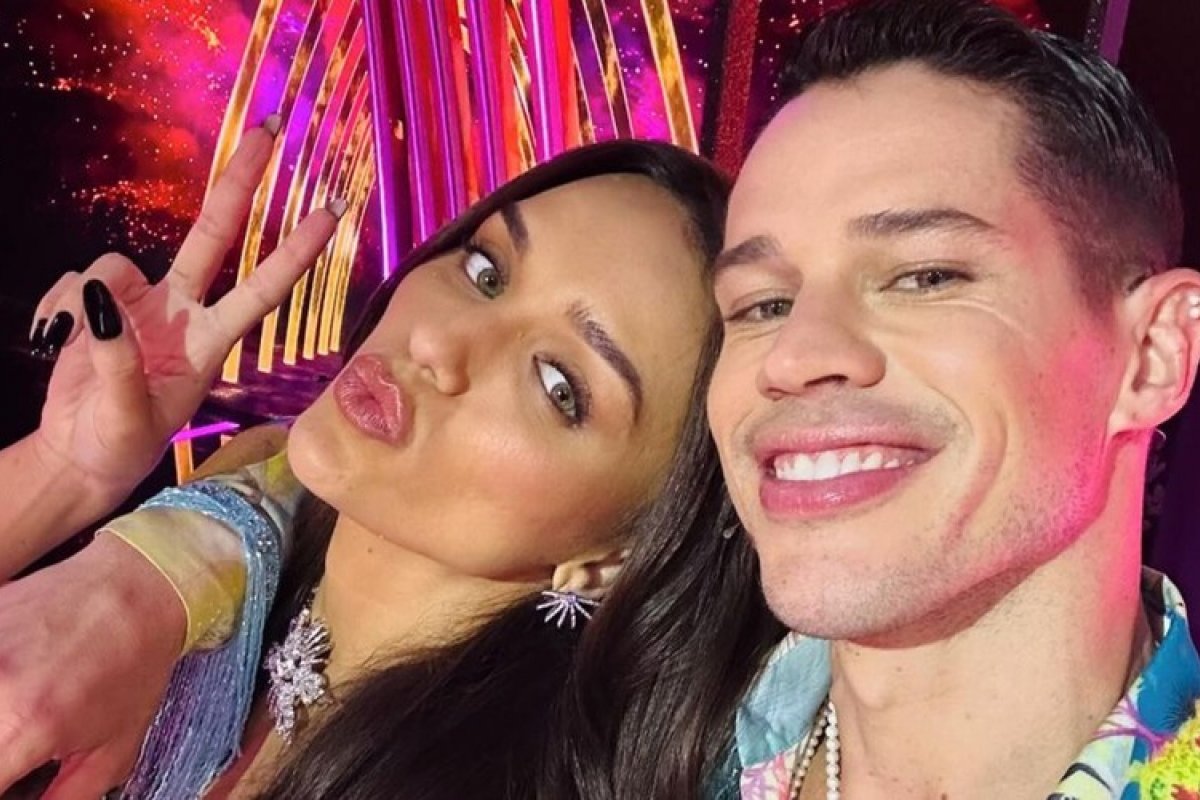 Rafa Kalimann e José Loreto posam juntos nos bastidores de "The Masked Singer Brasil"! 
