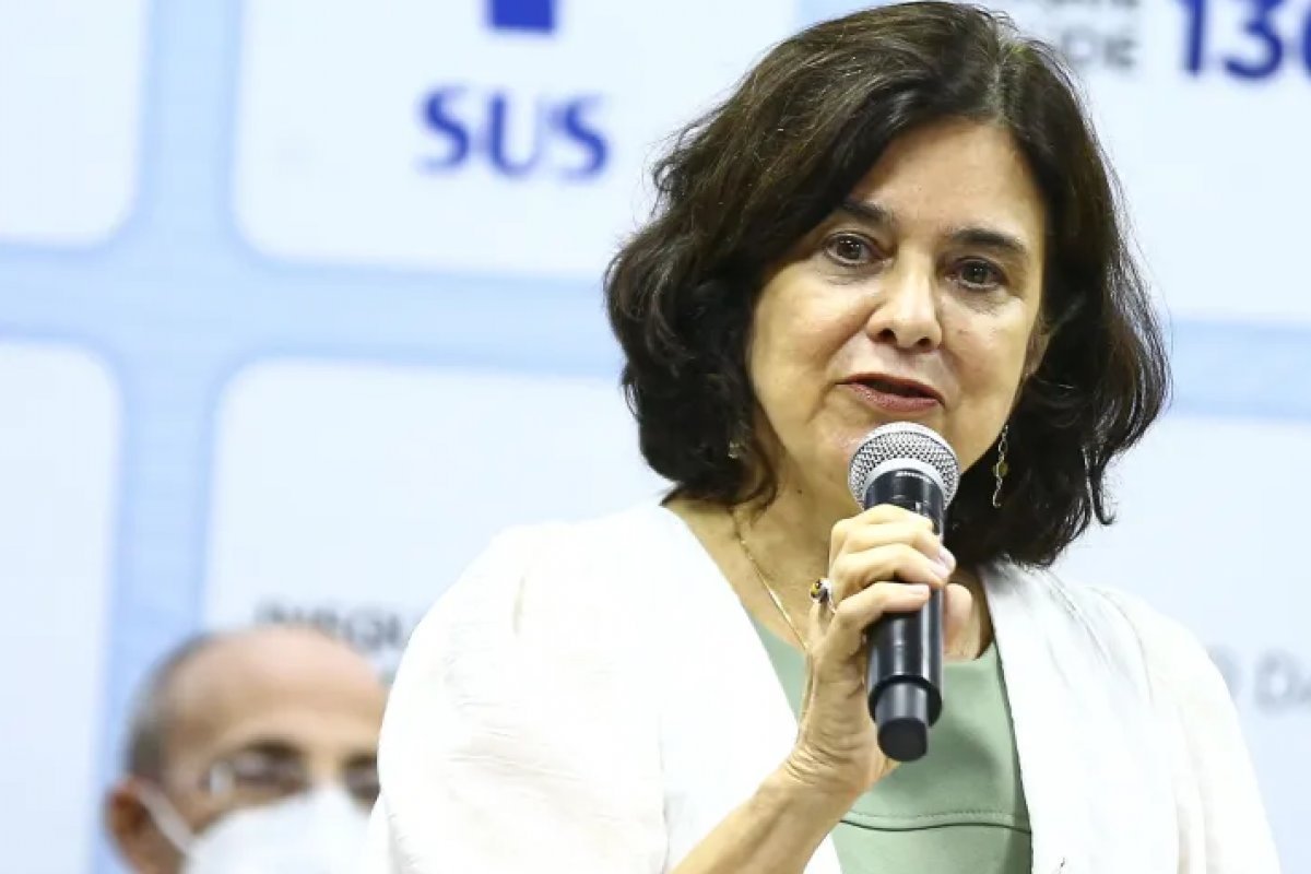 Ministra alvo do centrão sofre cobrança de Lula e deixa reunião amparada por Janja
