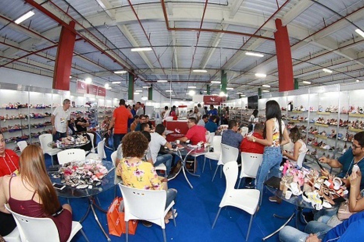 Salvador recebe maior feira regional de calçados do país