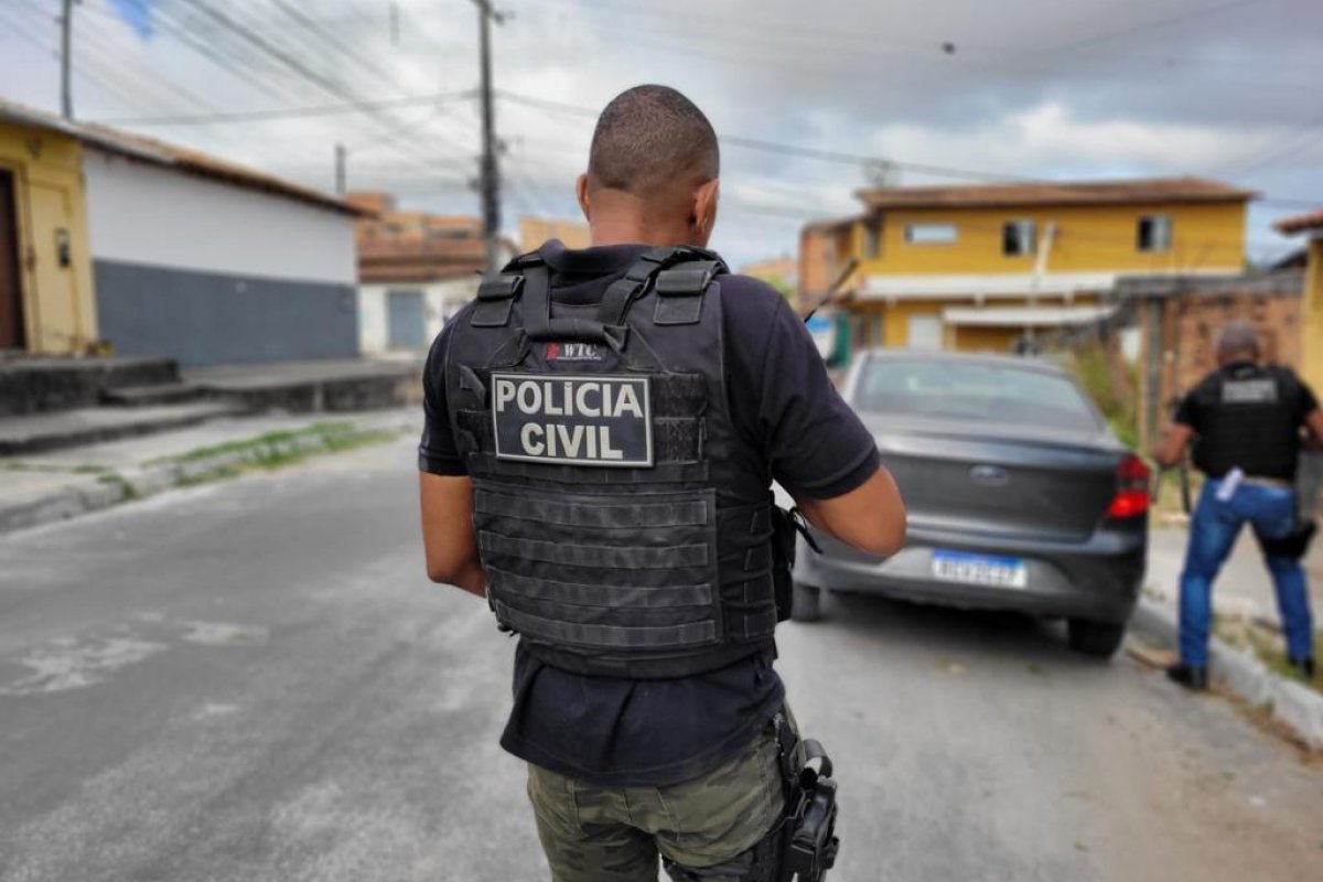 Mulher é presa por manter idoso em cárcere privado