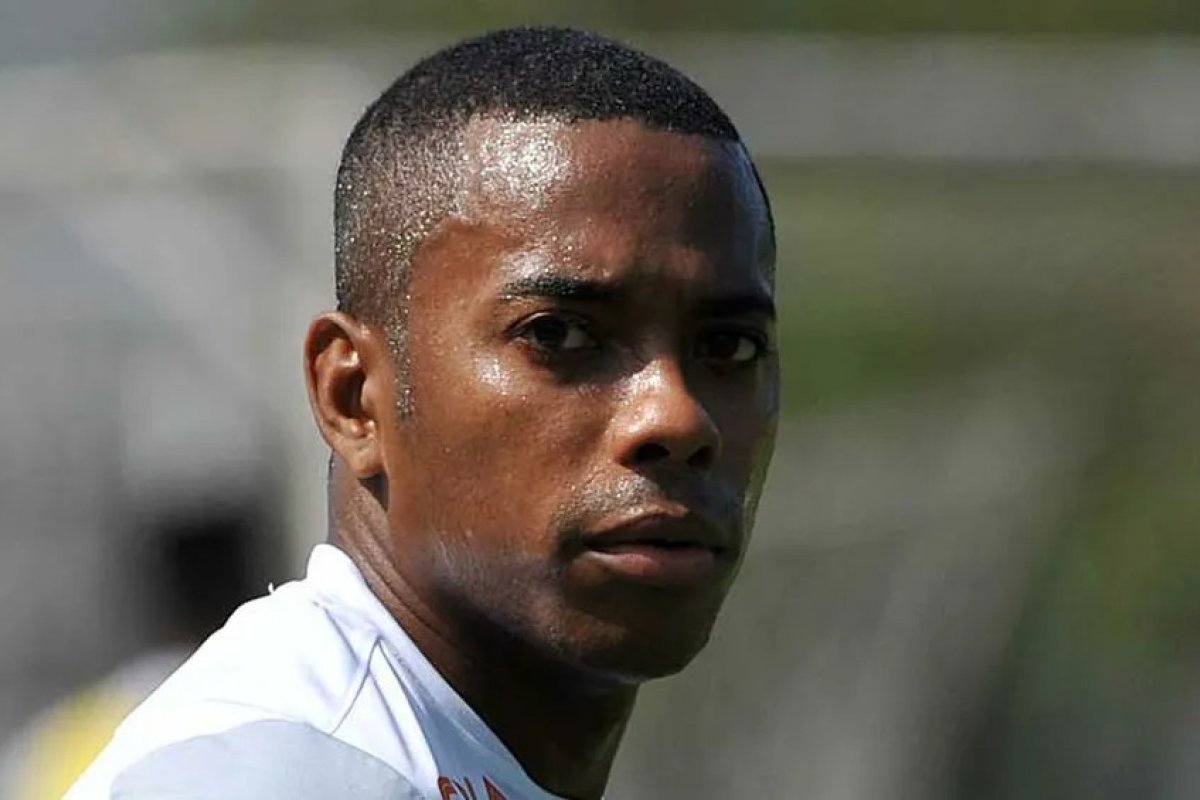 STJ decide hoje se Robinho pode cumprir pena no Brasil por estupro cometido na Itália  