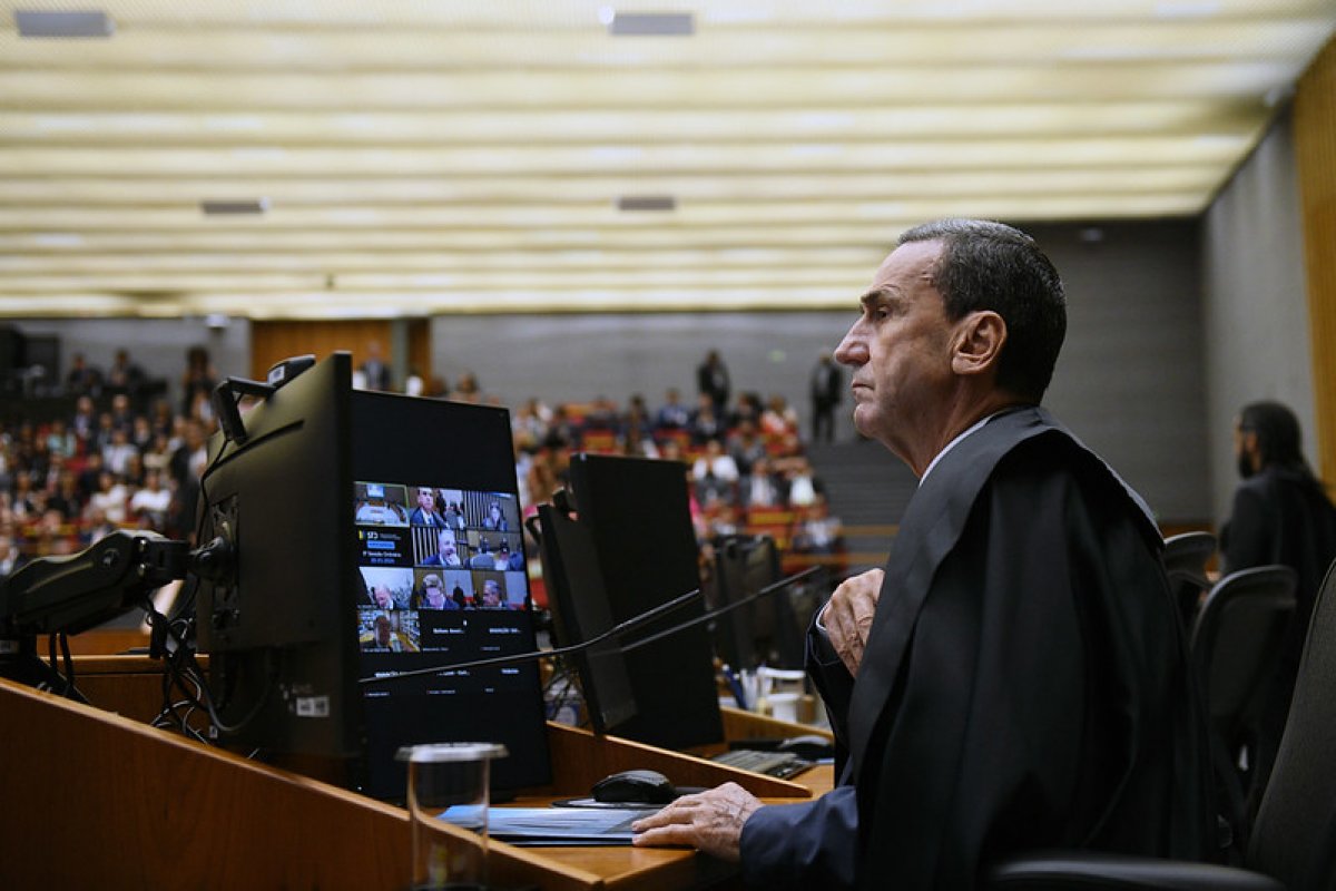 Relator vota para que Robinho cumpra pena no Brasil