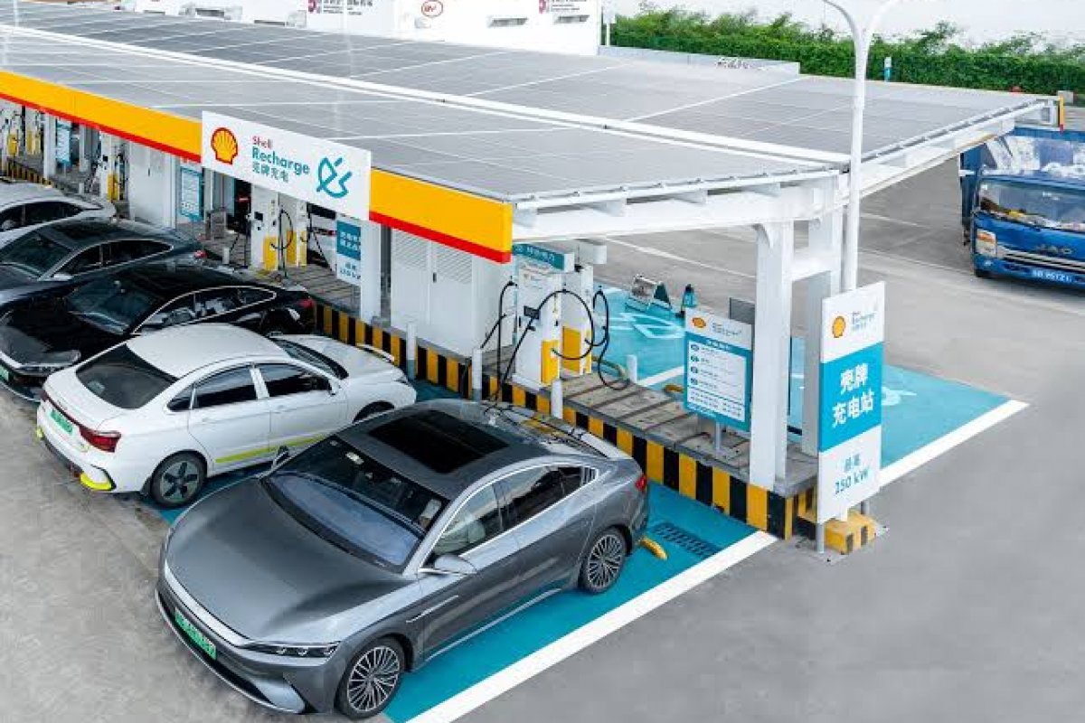 Shell anuncia fechamento de 1.000 postos de serviço para investir em recarga de elétricos 
