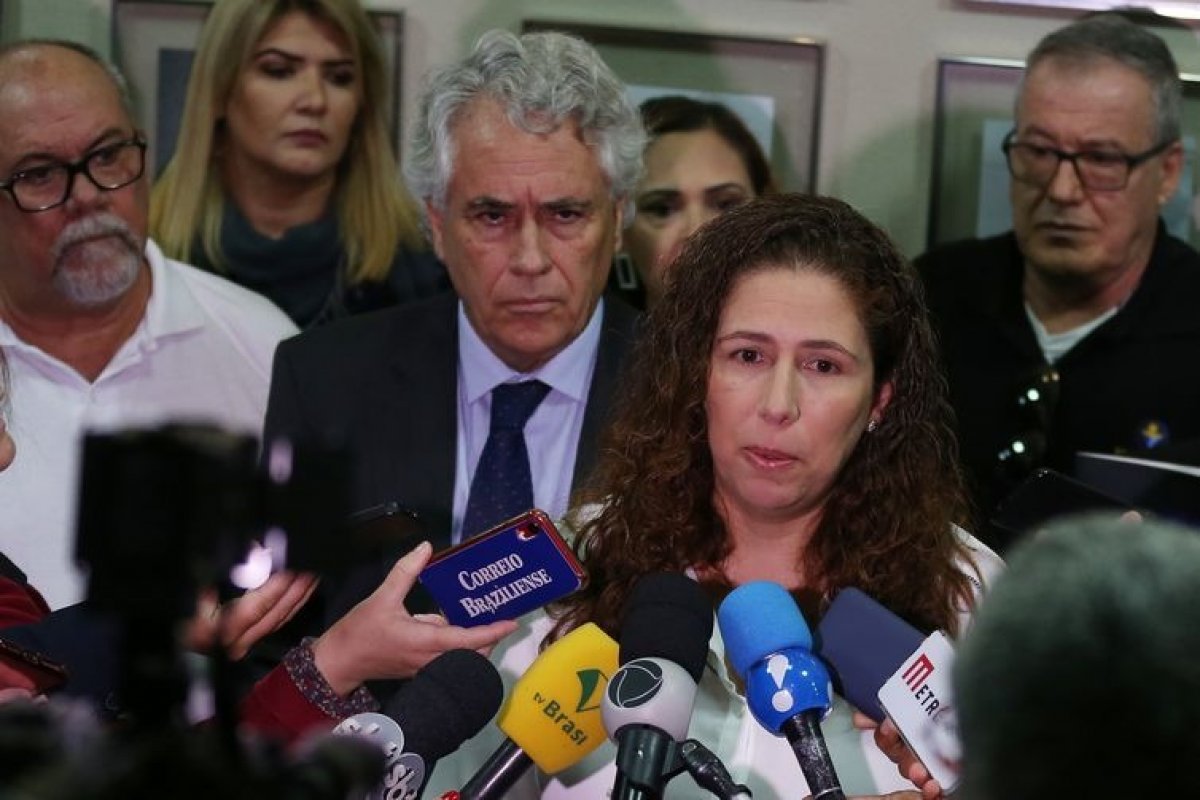 Mais de 50 mil funcionários públicos pressionam governo Lula por reajuste salarial  