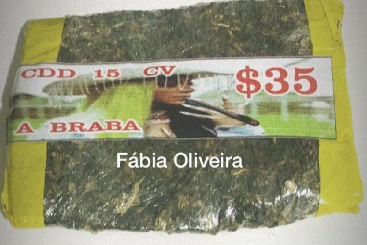 Cantora Ludmilla estampa malotes da 'verdinha' vendida por traficantes do Rio de Janeiro