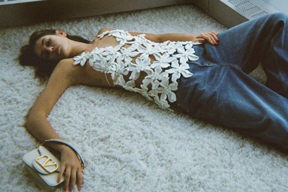 Valentino apresenta sua campanha primavera/verão 2024, estrelada por Kaia Gerber!
