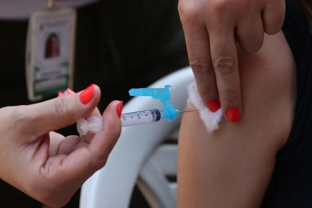 Vacinas da dengue começam a vencer em abril elevando pressão na Saúde
