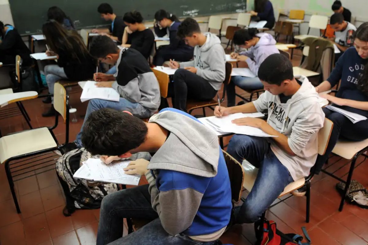 Bahia: proporção de jovens estudantes cai pelo 3º ano seguido e alcança menor patamar desde 2016, diz IBGE