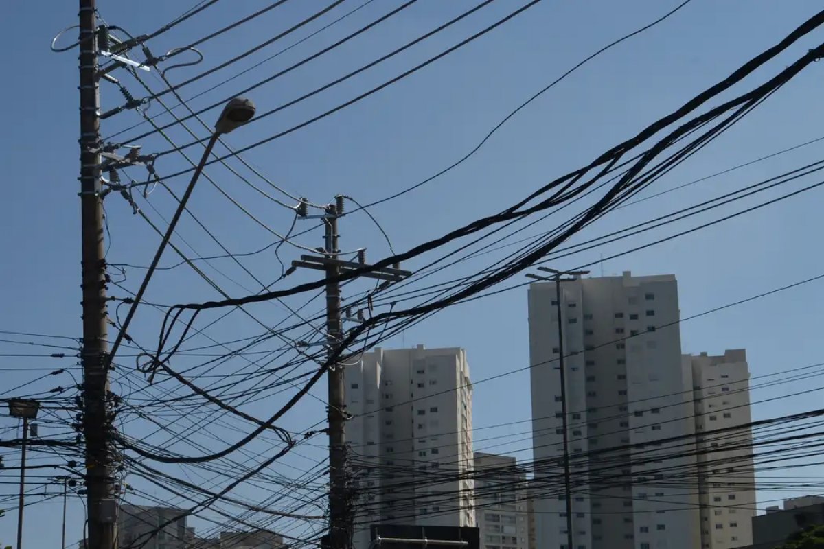 Menino de 11 anos morre após tocar em fio energizado no RS 