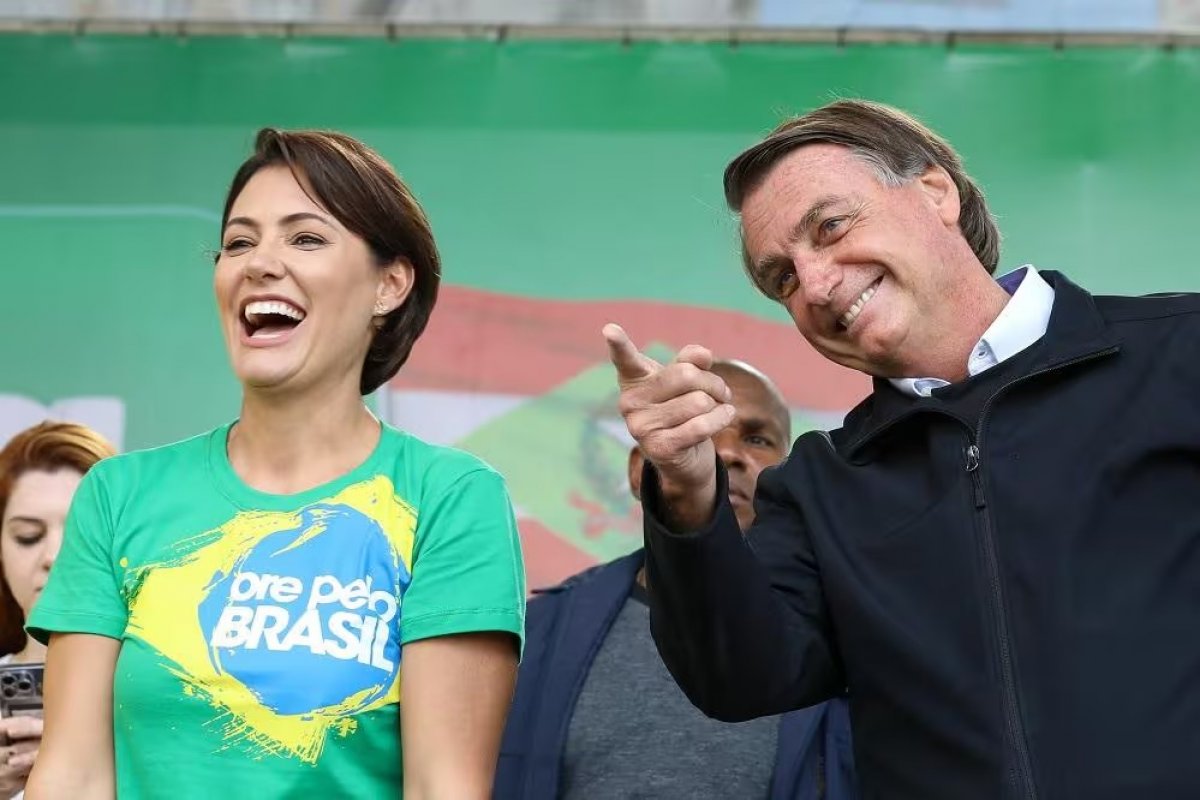 Bolsonaro e Michelle acionam Justiça contra Lula por declarações sobre sumiço de móveis