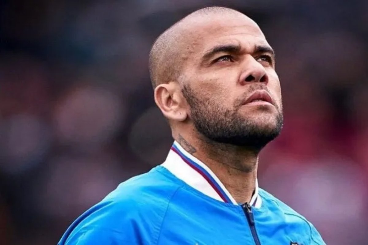 Daniel Alves paga fiança e ganhará liberdade na Espanha