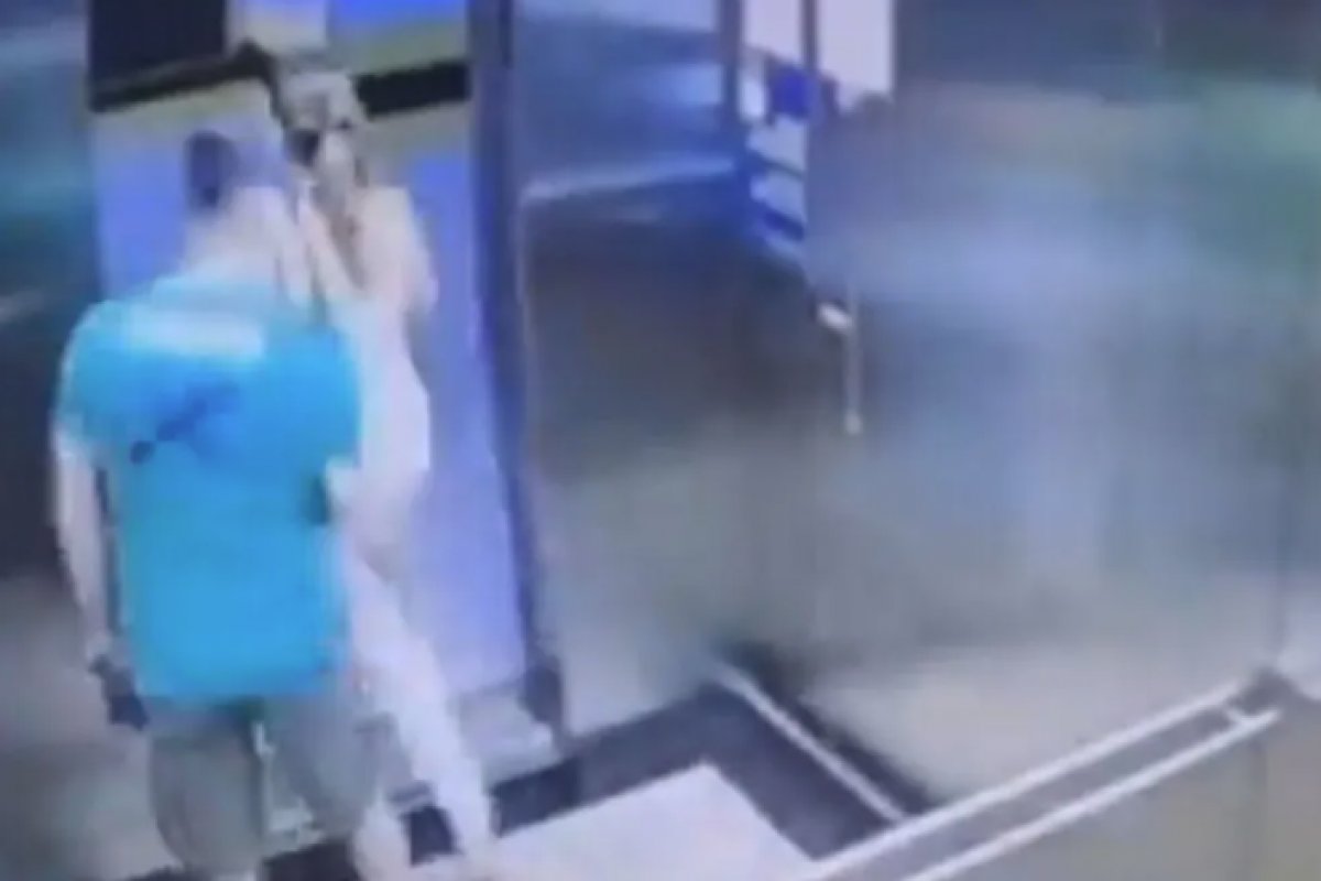 Homem é denunciado por importunação sexual após assediar mulher em elevador 