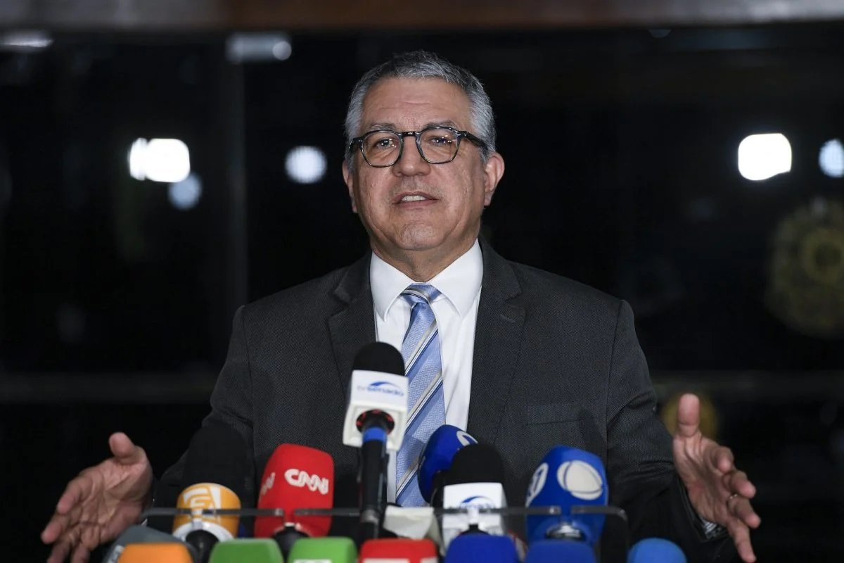 Vídeo: "Bolsonaro é um fugitivo confesso", diz ministro Alexandre Padilha