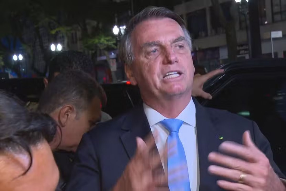 Vídeo: 'Desde quando é crime dormir na embaixada?', questiona Bolsonaro à imprensa