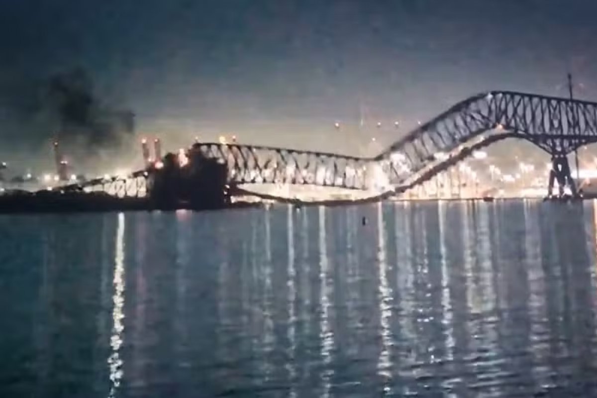 Navio emitiu pedido de socorro antes de colidir com a ponte 