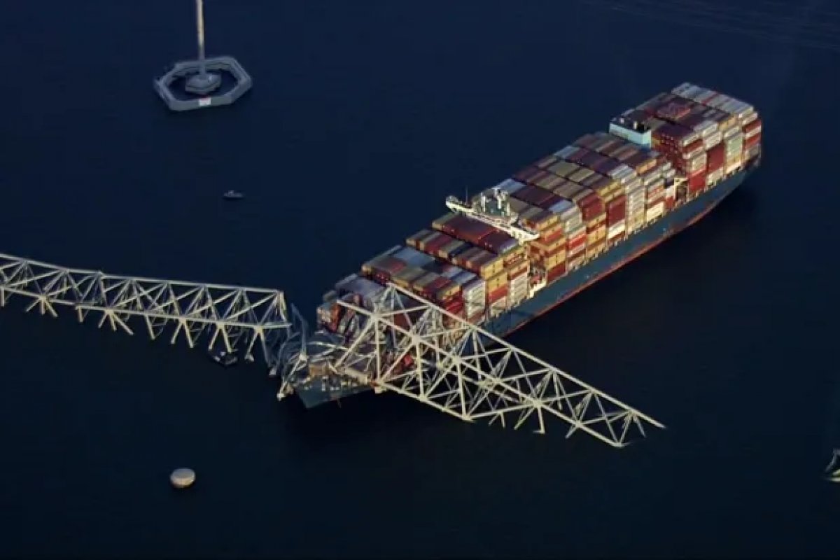 Seis desaparecidos são dados como mortos após navio atingir pilar de ponte nos EUA 