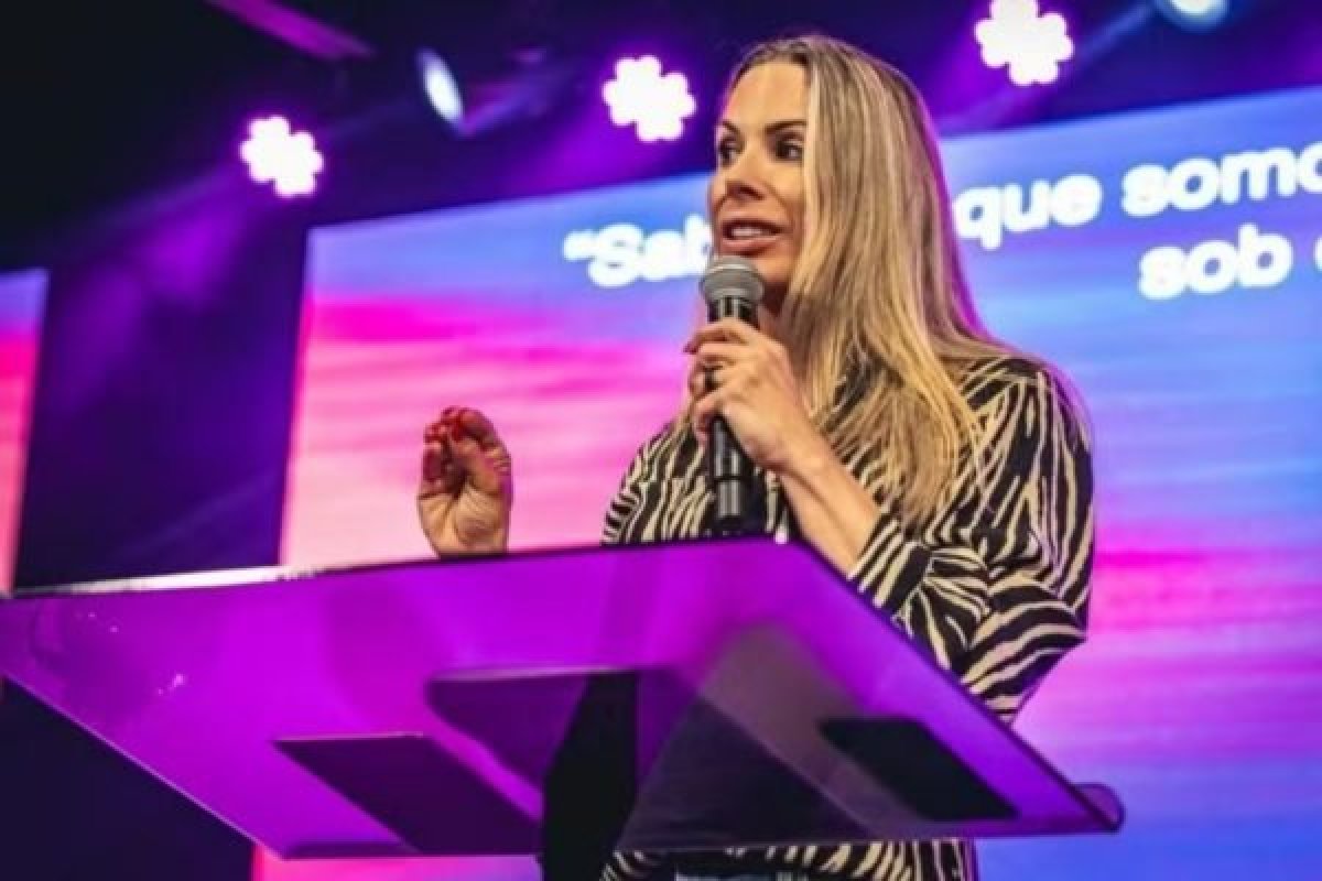 Eterna feiticeira: Joana Prado faz pregação em igreja nos EUA! 